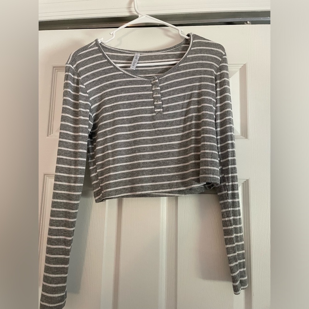 EUC CUTE GREY & WHITE STRIPPED CROPPED LONG SLEEVED TEE